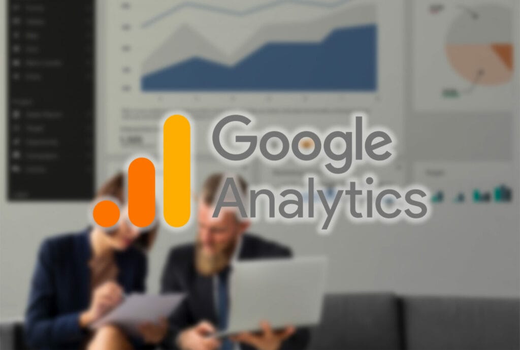 Recentemente foi anunciado que no dia 1º de junho de 2023, a antiga ferramenta Universal Analytics vai deixar de funcionar, e em seu lugar as pessoas deverão utilizar o Google Analytics. As funcionalidades de ambas são bastante similares, então essa migração não será tão complicada - ainda mais porque ainda será possível coletar os dados usados no Universal até a data limite. Talvez você não esteja familiarizado com essas ferramentas e como elas podem ser úteis para o seu negócio. Portanto, hoje vamos te apresentar o Google Analytics. O que é essa ferramenta, como utilizá-la e quais benefícios ela traz para o planejamento de marketing do seu negócio. Ficou interessado? Então vamos para o conteúdo: