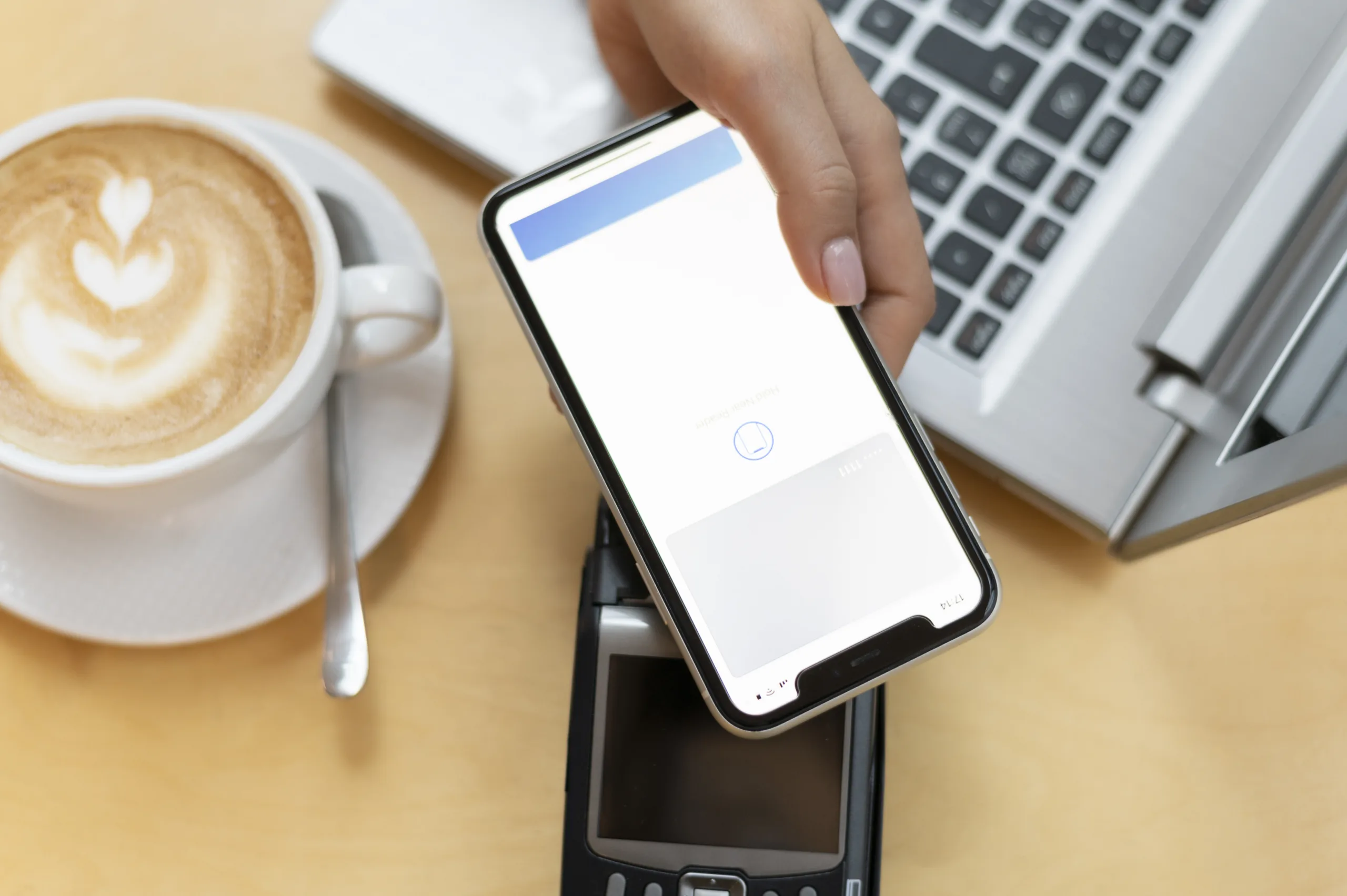 Visão superior de um profissional utilizando notebook em uma mesa de madeira para acessar a interface de webmail e escrever uma nova mensagem profissional.